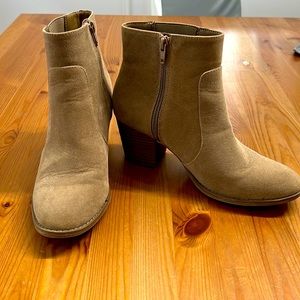 Universal Thread women’s tan booties. Size 8. Great for fall!